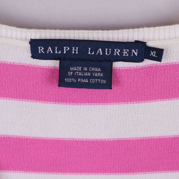 Närbild på etikett med text Ralph Lauren XS i tröjan