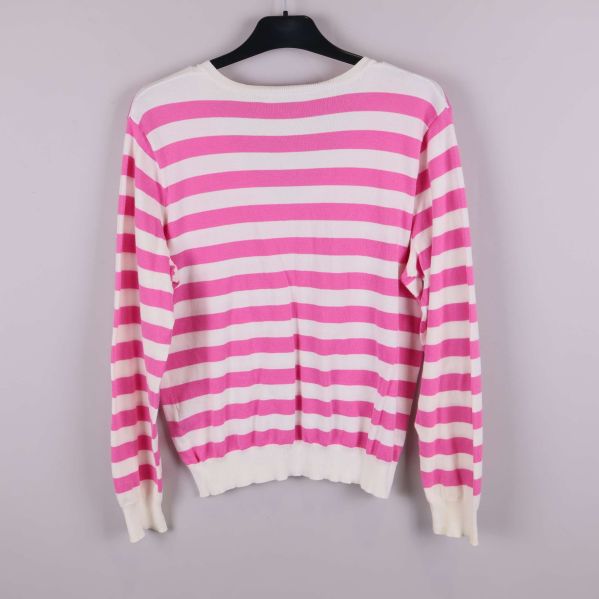 Baksidan av rosa och vit randig tröja på galge