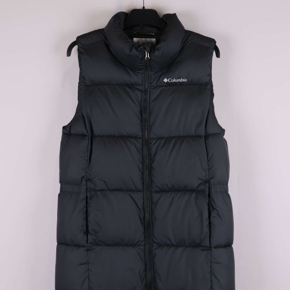 Framsidan av den lång vadderade västen med dragkedja