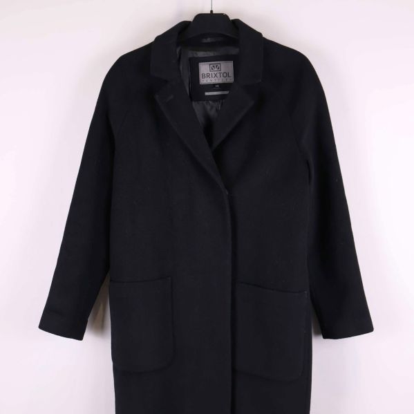 Närbild på kappans framsida och krage