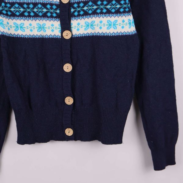 Nederdelen av koftan med ribbad kant och knappar