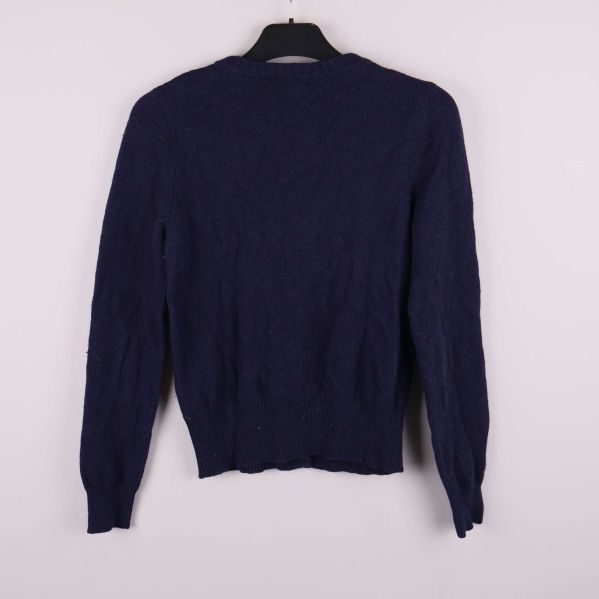 Baksida av marinblå stickad kofta