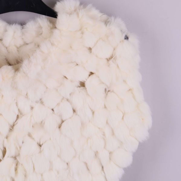 Närbild på ponchons detaljerade tofsstruktur