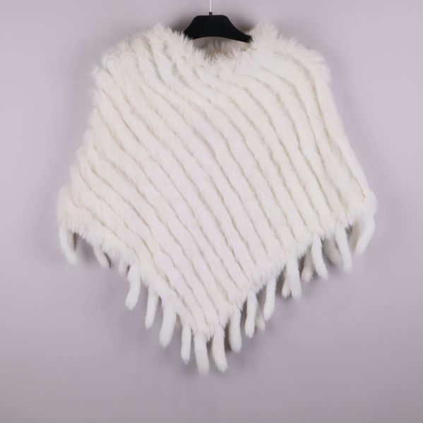 Vit poncho med pälseffekt och dekorativa fransar