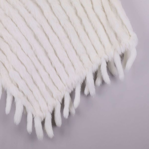 Närbild på ponchons fransade nederkant