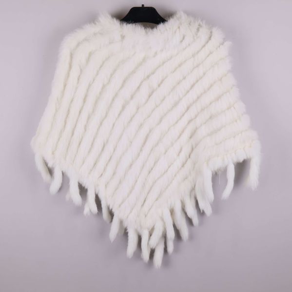 Baksida av vit poncho med pälseffekt och fransar