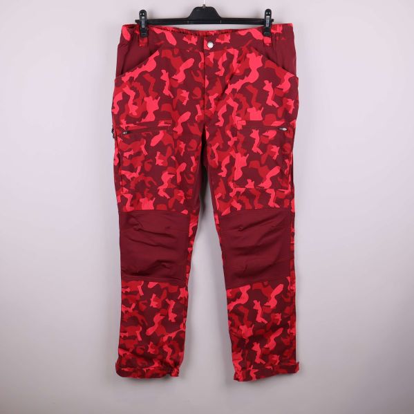 Röda byxor med kamouflagemönster och stretchpaneler fram