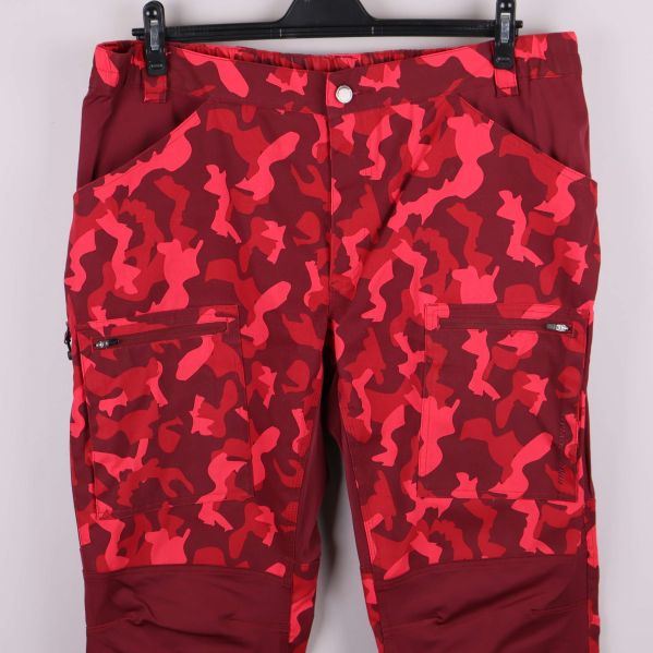 Närbild på fickor och mönster på framsidan av byxorna