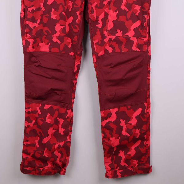 Närbild på knäpaneler och benslut på mönstrade byxorna