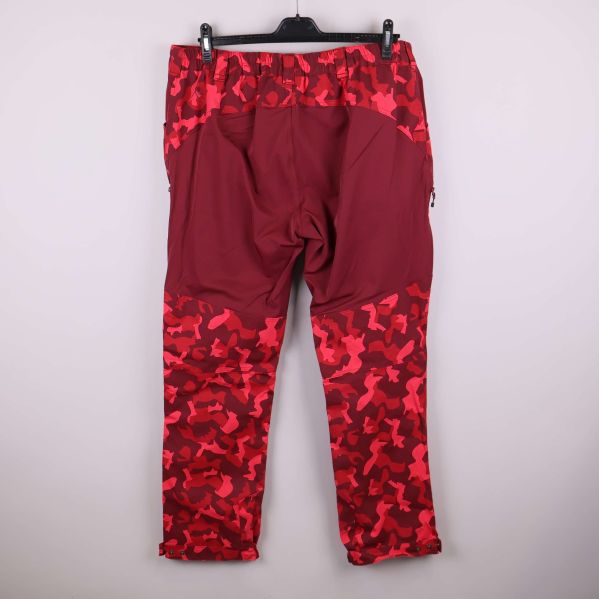 Baksida av röda mönstrade byxor med förstärkning