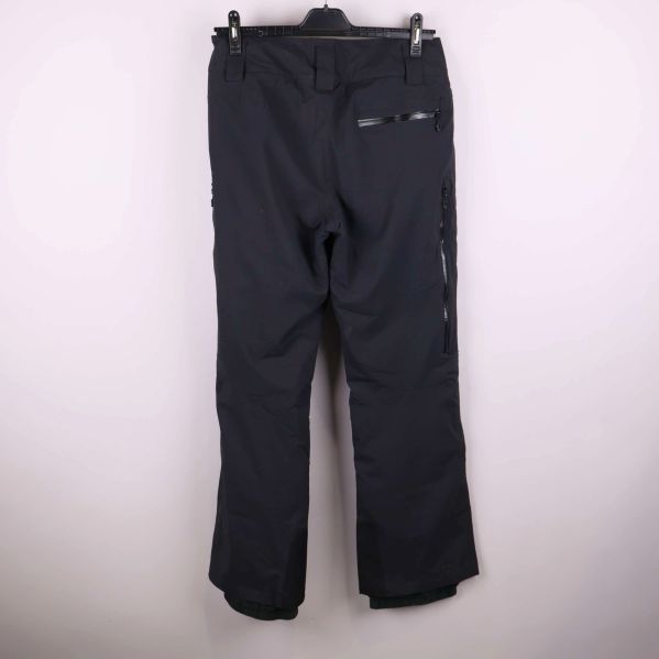 Baksidan av svarta skidbyxor med fickdetaljer