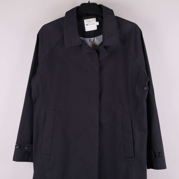 Trenchcoat i närbild med krage och stängda knappar