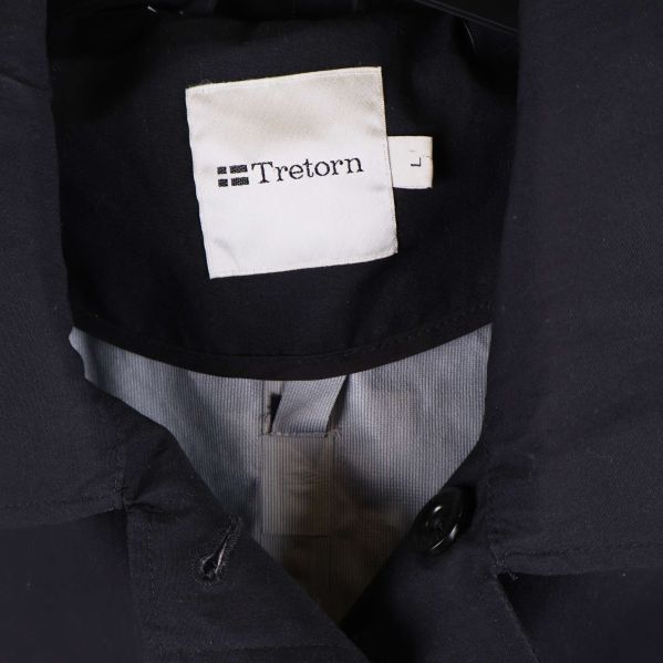 Nära på etikett med Tretorn logotyp i nacken