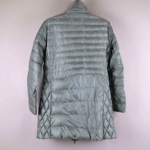 Baksidan av quiltad lång jacka i ljus turkosblå färg