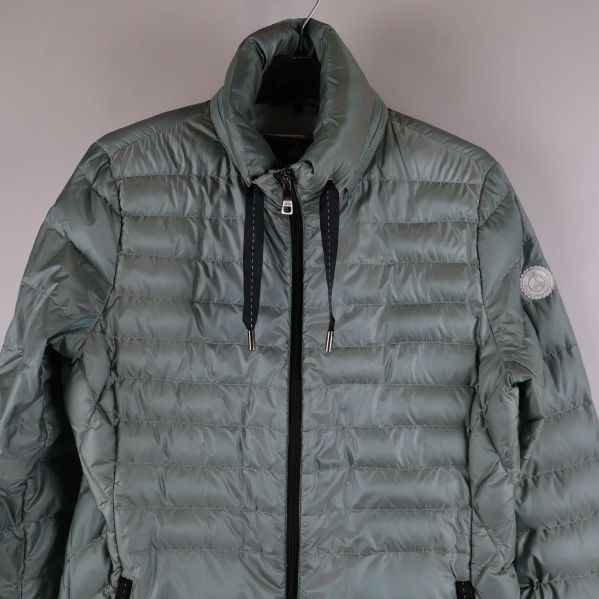 Övre del av jacka med svart dragkedja och hög krage