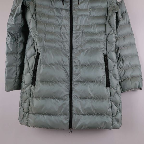 Nedre del av jacka med dragkedjor på fickorna