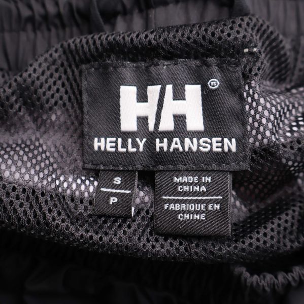 Helly Hansen logotyp på svart innertyg och tvättrådsetikett