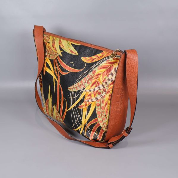 Axelremsväska med bruna detaljer och färgglatt mönster