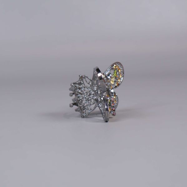 Sidovy av brosch med silverfärgad metallstruktur