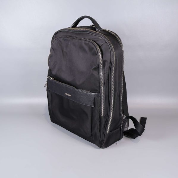 Svart ryggsäck med ficka framtill och handtag