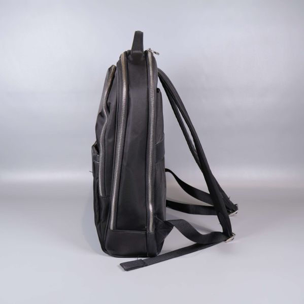 Sidosikt av svart ryggsäck med dubbla dragkedjor