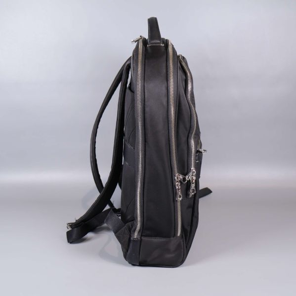 Sidovy av ryggsäck med robust botten och dragkedjor