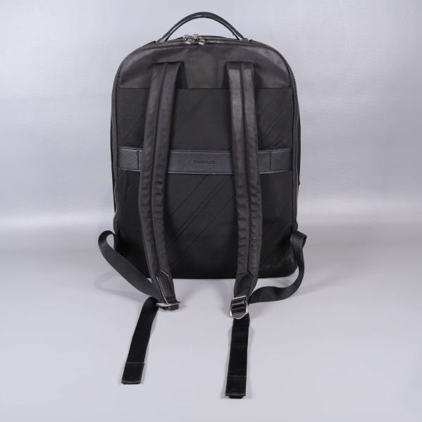 Baksidan av ryggsäck med vadderade axelband