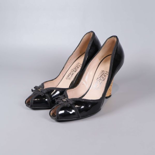 Kilklackade svarta skor med rosett i blickfånget