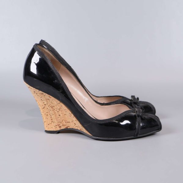 Sidoprofil av kilklackade skor med kontrasterande korkklack