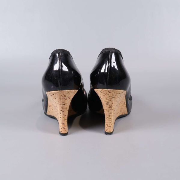 Baksidan av kilklackade skor med synliga korkklackar