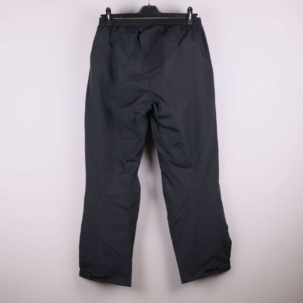 Baksidan av svarta långbyxor på galge