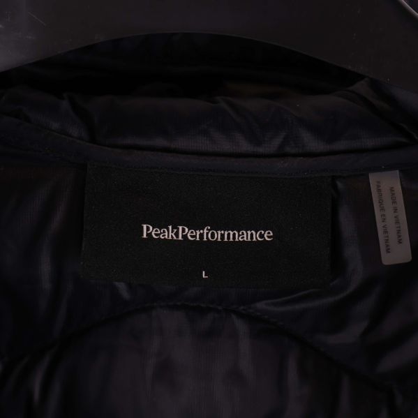 Peak Performance-märke och storlekslapp på jackans insida