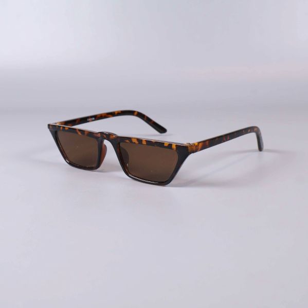 Solglasögon med rektangulär sköldpaddsmönstrad båge och bruna linser