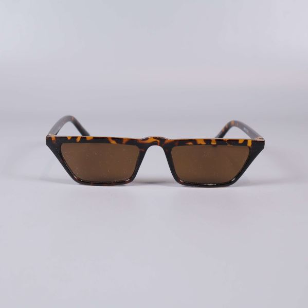 Solglasögon framifrån med markerad brunmönstrad ram och bruna linser