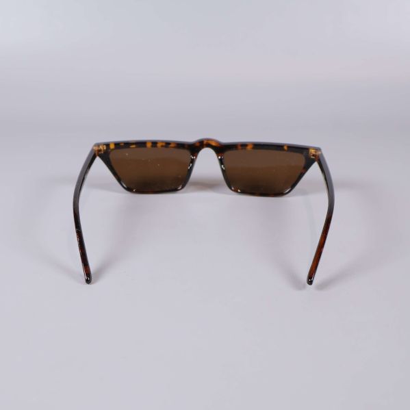 Solglasögon bakifrån med rektangulär form och tunna skalmar