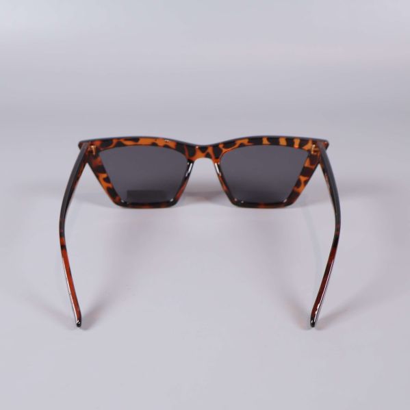 Solglasögon bakifrån visar bågens form och mönster