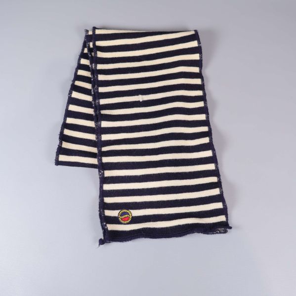 Stickad halsduk med mörkblå och vita ränder, liggande utsträckt