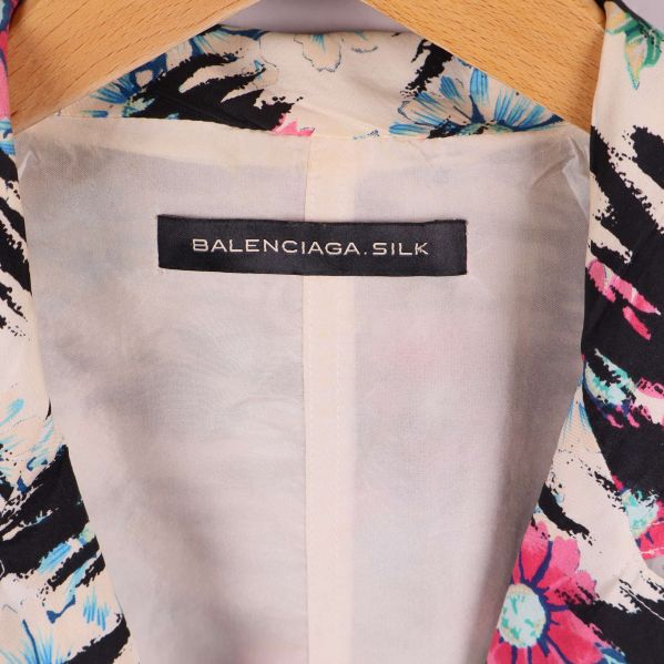 Närbild på etikett Balenciaga Silk i nacken på kavajen