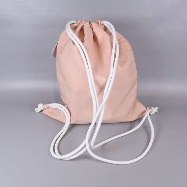 Ryggsäckens baksida med vita axelband