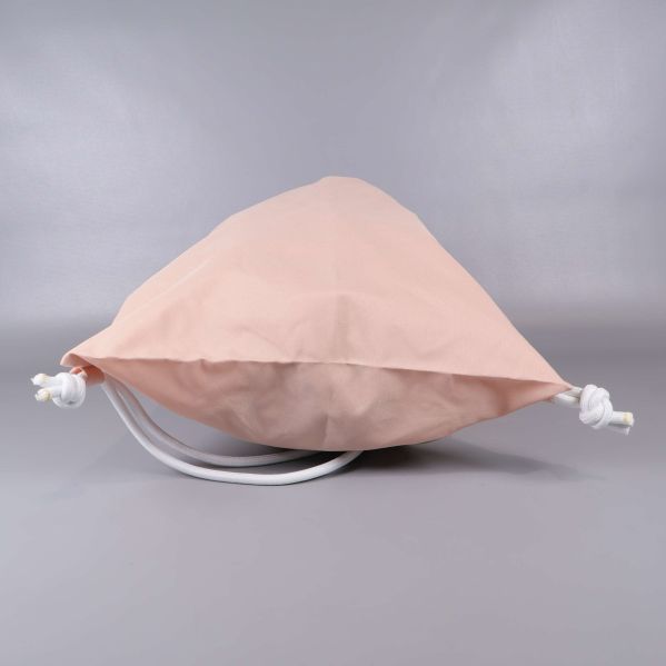 Ryggsäcken sedd liggande från sidan