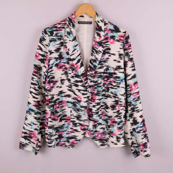 Kavaj med flerfärgat grafiskt och blommigt mönster framifrån