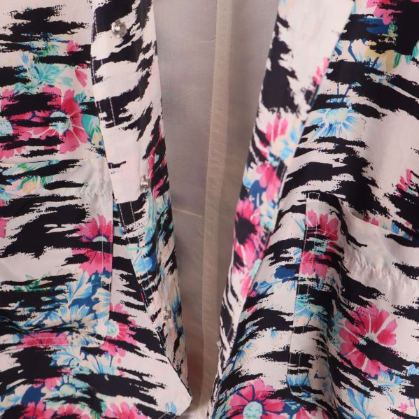 Närbild på kavajens framsida och slag i mönster