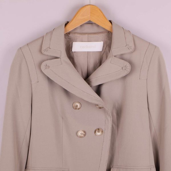 Närbild på kavajens framdel och krage med knappar