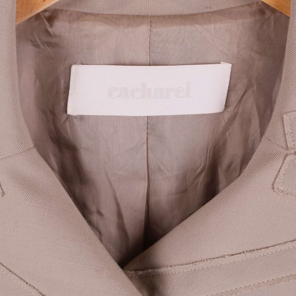 Närbild på vit Cacharel-etikett i kavajens krage