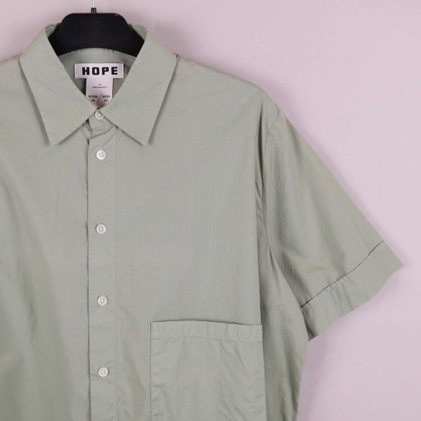 Närbild på krage, knäppning och bröstficka på skjorta