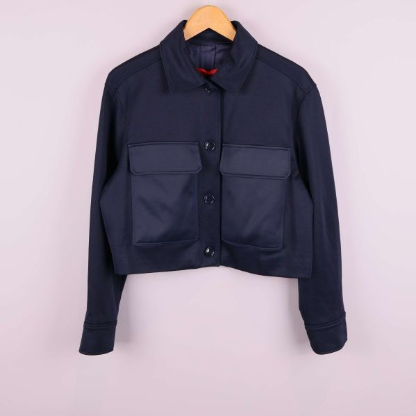 Kort mörkblå jacka framifrån med fickor