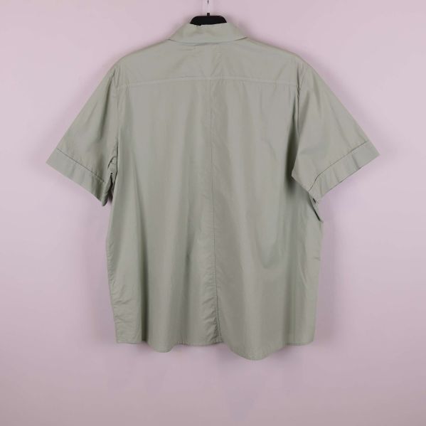 Baksidan av ljusgrön kortärmad skjorta visas