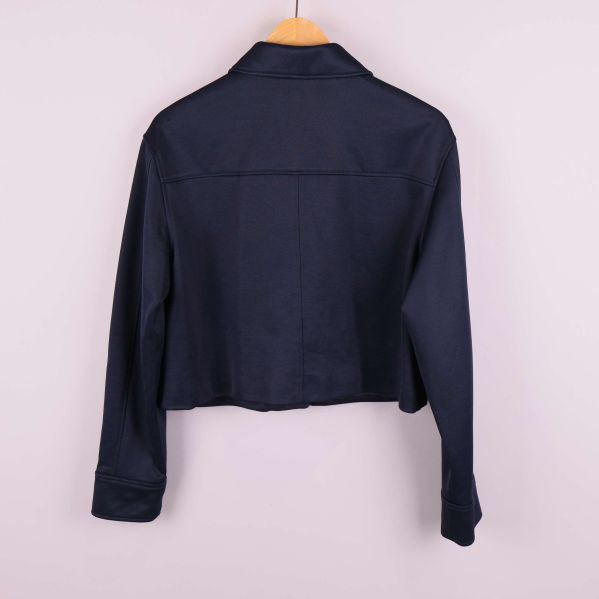 Baksida av kort mörk jacka 