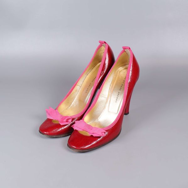 Röda pumps med rosa detaljer och rosett framtill