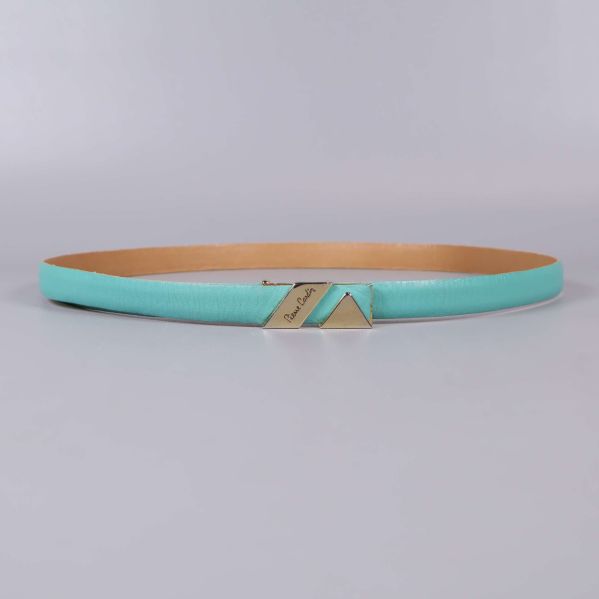 Turkost bälte med guldfärgat spänne och naturfärgad insida